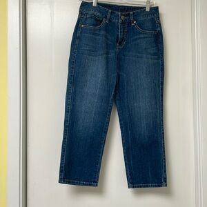 ❤️ 5/$15 Jag jeans Capri length.